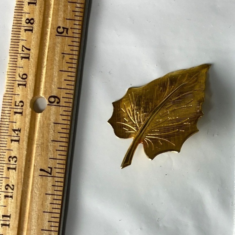Vintage Gold Tone‎ Leaf Brooch Pin Textured Botanical Nature Inspired Fall